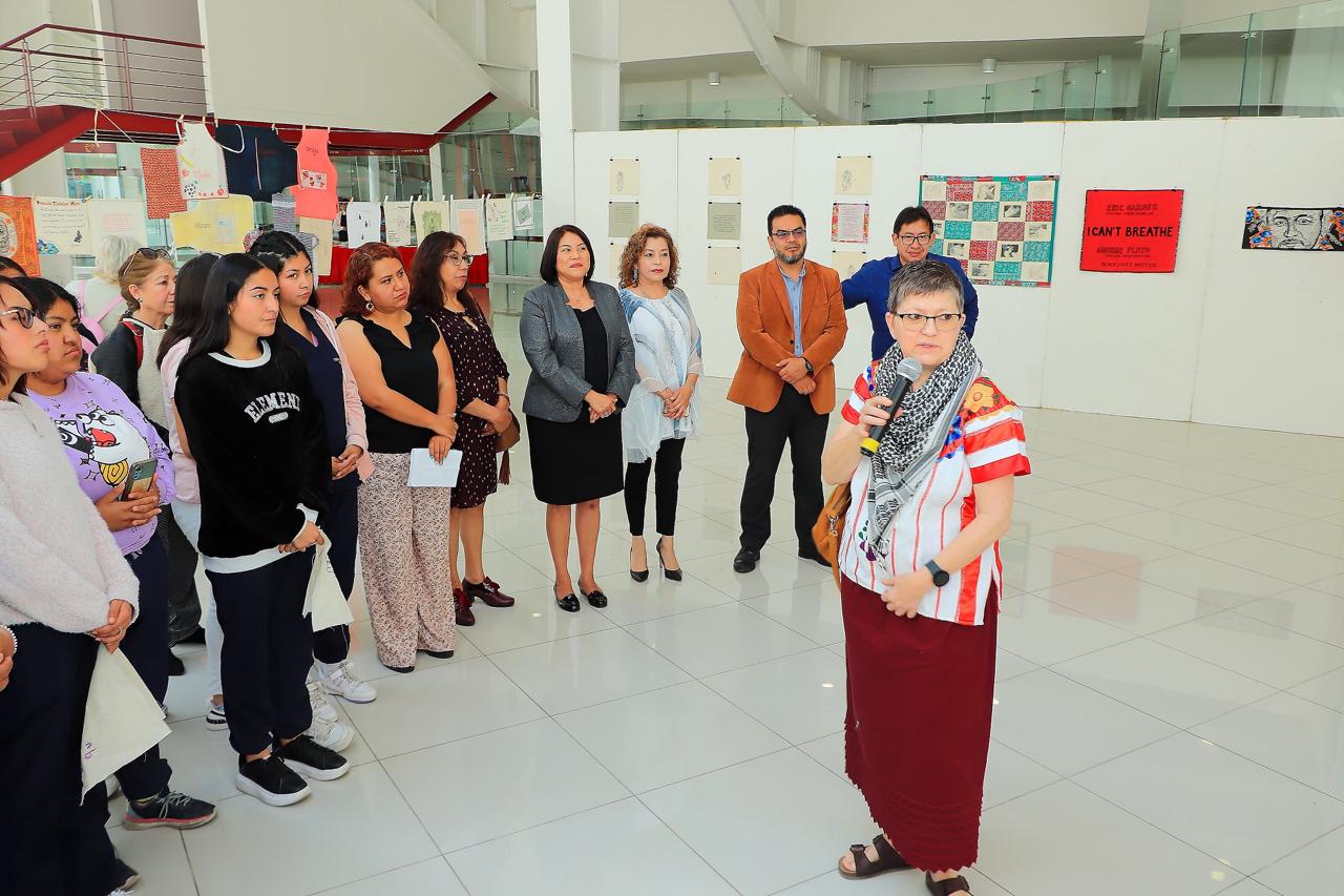Inaugura UATx exposición 'Bordando memorias'